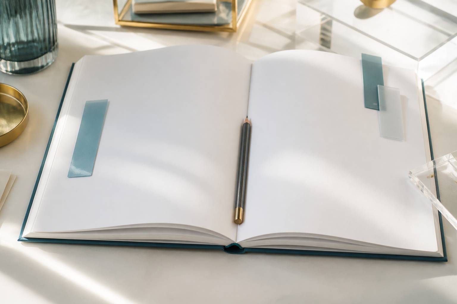 Livre ouvert aux pages vierges avec crayon et marque-pages