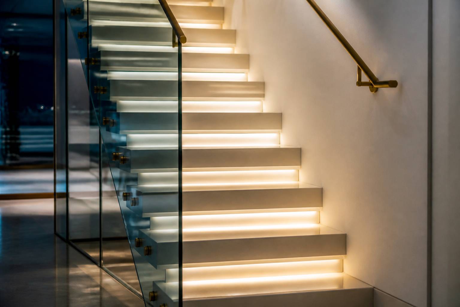 Marches d'escalier flottant éclairées par un ruban LED le soir