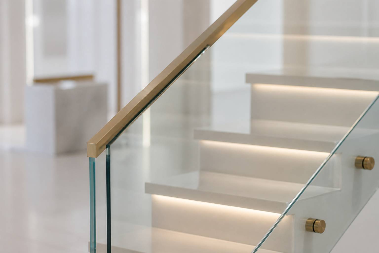 Marches d'escalier avec garde-corps vitré et reflets de lumière
