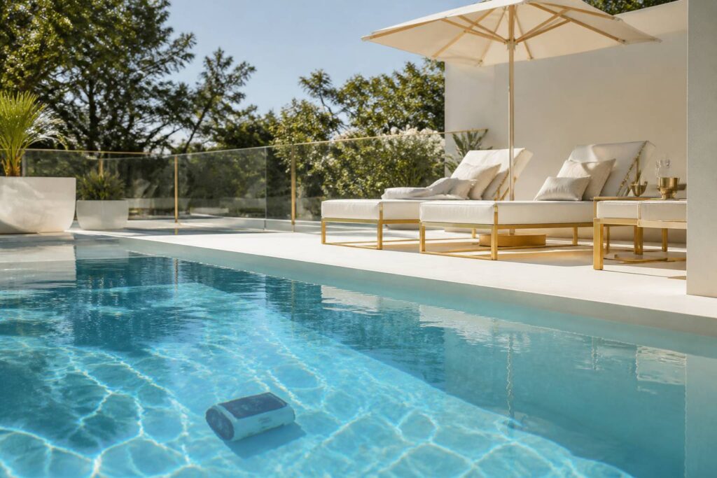 Piscine à l'eau turquoise avec robot nettoyeur et barrière