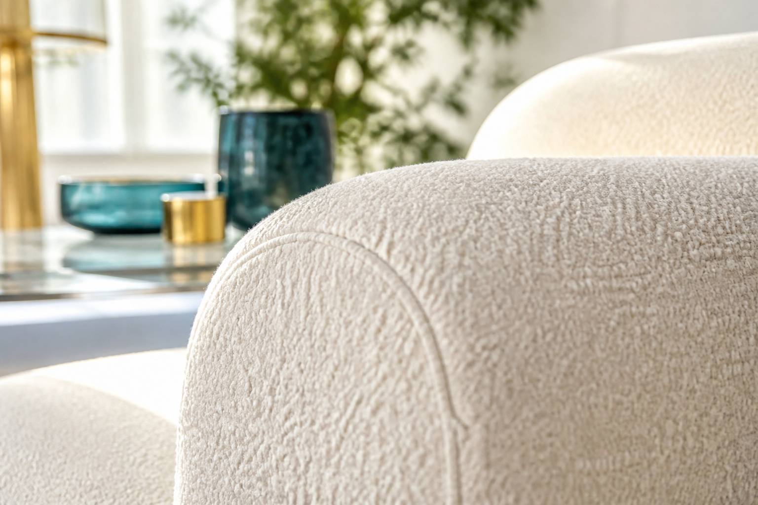 Gros plan sur le tissu bouclette d'un canapé moderne aux formes arrondies