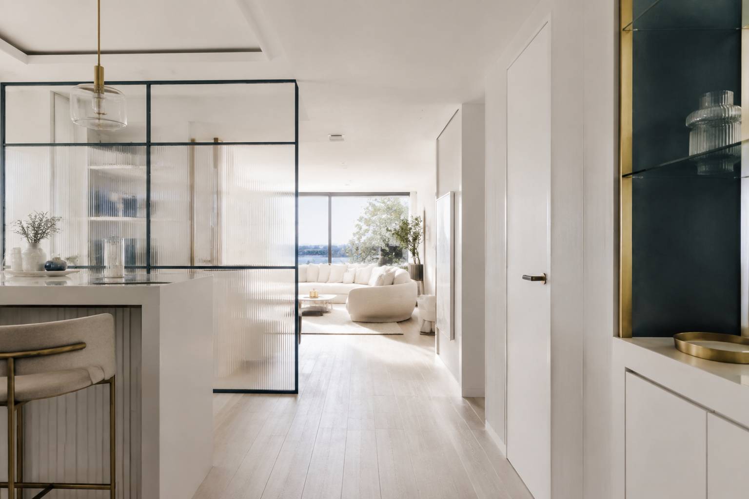 Espace intérieur harmonieux avec verrière et circulation dégagée baigné de lumière naturelle