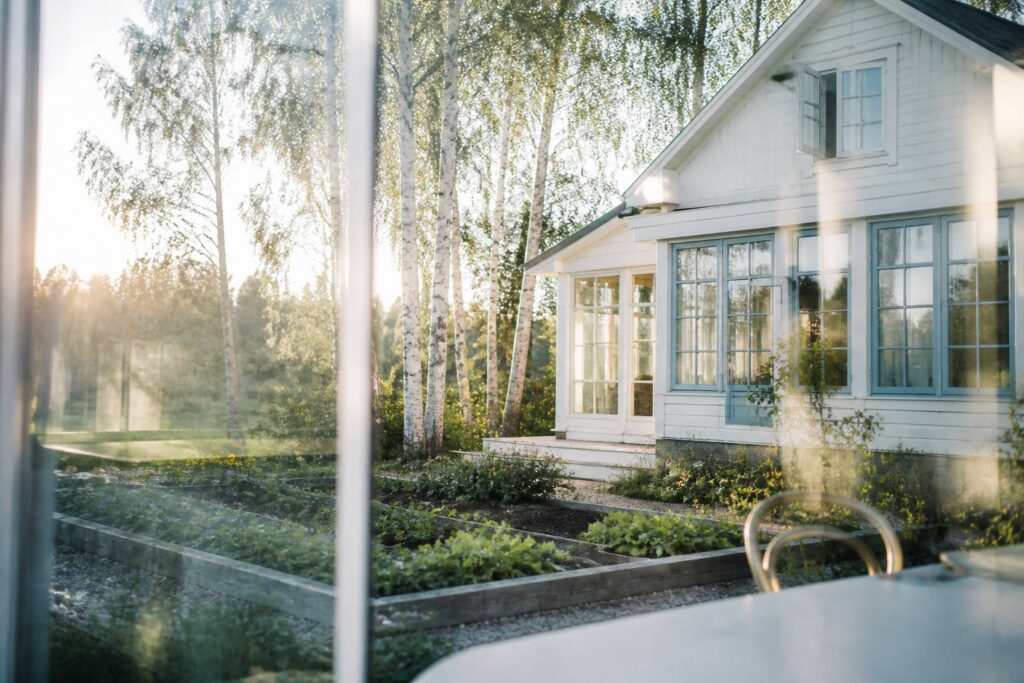 Maison de campagne en bois avec jardin potager et bouleaux
