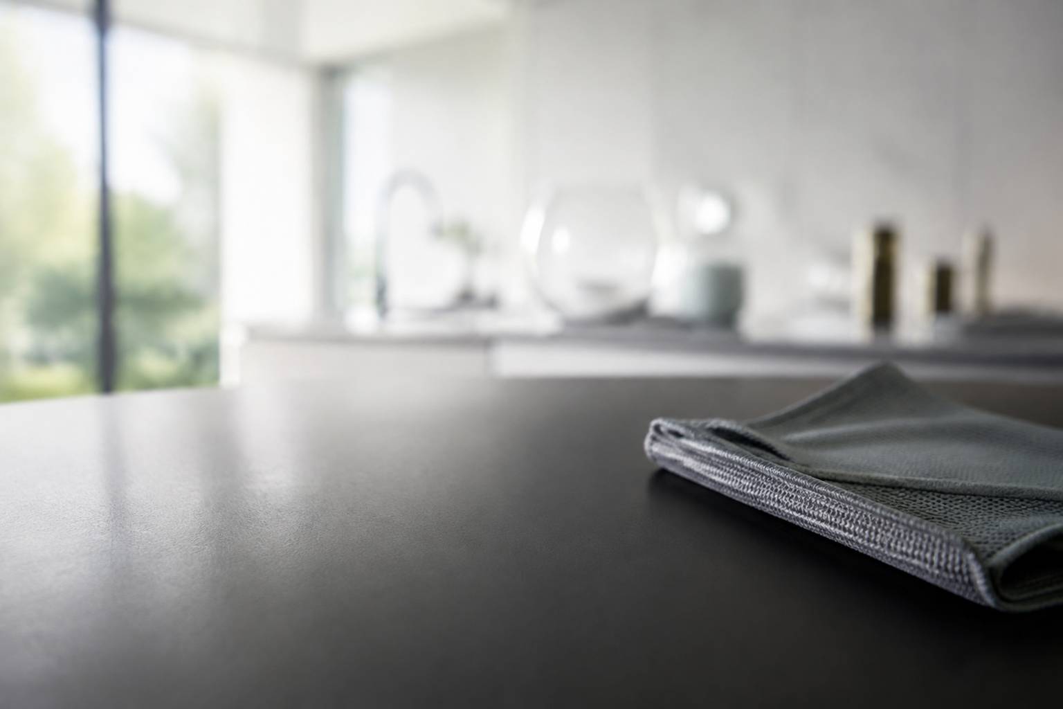 Surface noir mat de plan de travail avec reflet de fenêtre et chiffon microfibre